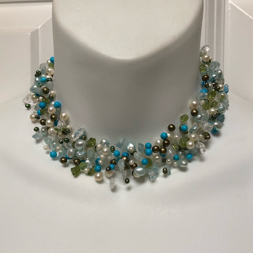 🐰 Multi-strand beaded choker.